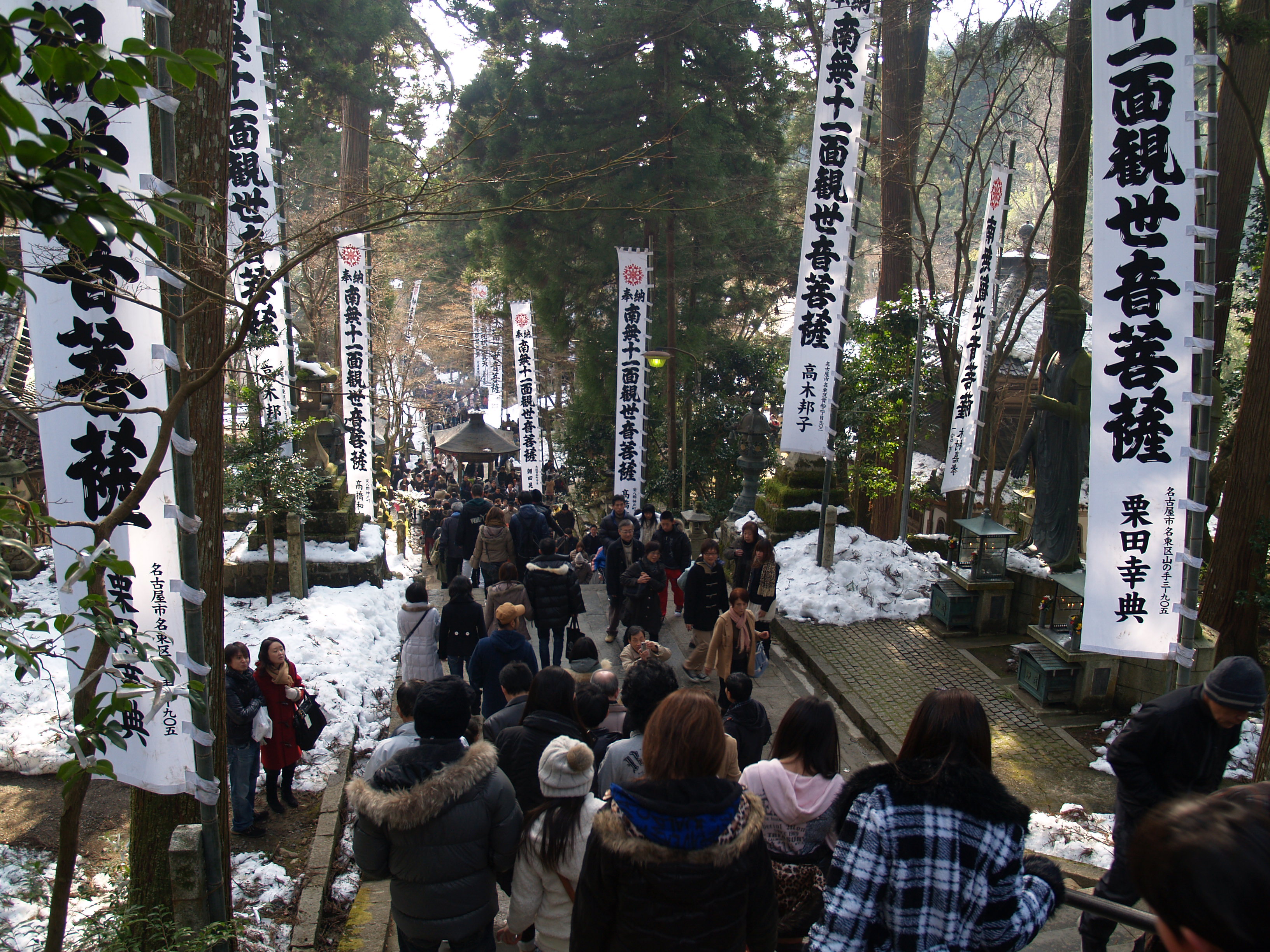 善男善女で賑わう華厳寺の参道